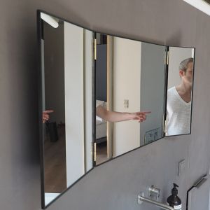 JULIWERK: Spiegel, 3-teilig, aus scharfkantigem Winkelprofil, brüniert, mit Messingscharnieren