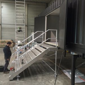 JULIWERK: Aluminiumtreppe, zerlegbar, für einen Ausstellungcontainer