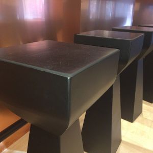 JULIWERK: Tische und Barhocker für Restaurant. Individuell gefertigt aus 2-mm Stahlblech und schwarz pulverbeschichtet.