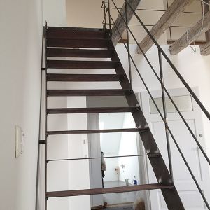 JULIWERK: minimalistische Treppe für Galerie, aus 10 mm Flachstahlwangen und Stufen aus 10 mm Blech